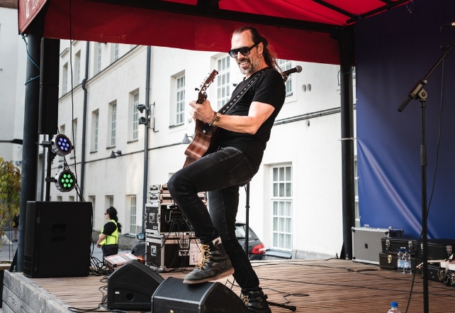 Muusikko JP Leppäluoto esiintyy Väinö Linnan aukiolla.
