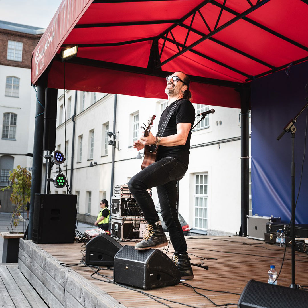 Muusikko JP Leppäluoto Väinö Linnan aukiolla kesäkonsertissa.
