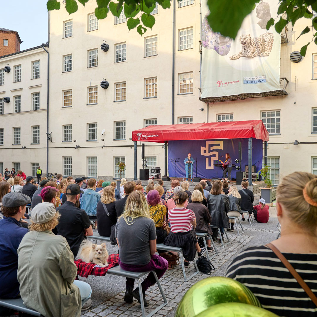 Kesäinen konsertti Väinö Linnan aukiolla Finlaysonin alueella. Väinö Linnan aukiolla järjestetään paljon erilaisia tapahtumia.